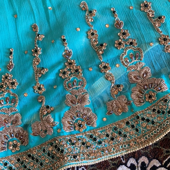 Pakistani party wear shalwar kameez - Picture 2 of 5